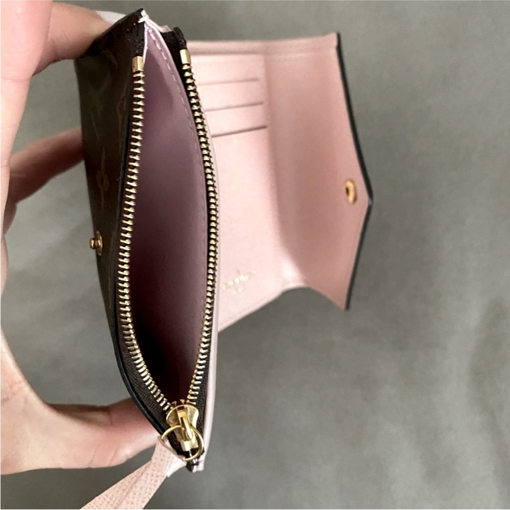 LOUIS VUITTON Monogram Victorine Wallet - Picture 5 of 8
